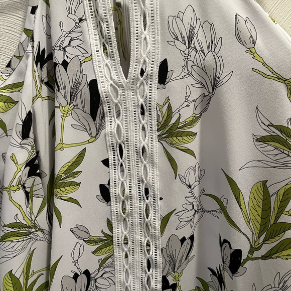 Alfani Off the Shoulder Sleeve Blouse. Size Small. Front Center V keyhole. - Picture 2 of 6
